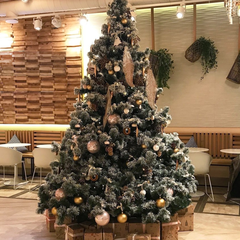 Дизайнерская  Елка с Золотым новогодним декором Christmas Tree Golden Feathers Золотой Зеленый в Новосибирске | Loft Concept 