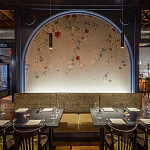 Обои ручная роспись Falling Flowers Standard colourway on Pale Grey dyed silk варинант исполнения - 1 | Loft Concept в Новосибирске