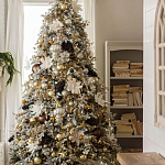 Дизайнерская Елка украшенная шарами в бежевых тонах и декором в виде белых цветов и шишек варинант исполнения - 1 | Loft Concept в Новосибирске