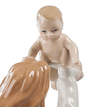 Статуэтка фарфоровая Девушка с ребенком Charming Statuette варинант исполнения - 1 | Loft Concept в Новосибирске