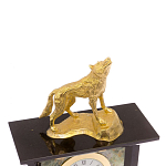 Часы настольные с декором в виде волка из натурального камня Офиокальцит Wolf Stone Clock варинант исполнения - 3 | Loft Concept в Новосибирске