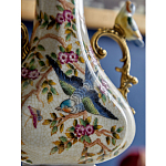 Ваза белого цвета из фарфора с цветочным рисунком и бронзовыми ручками с фигурками птиц Eden Garden porcelain and bronze варинант исполнения - 4 | Loft Concept в Новосибирске