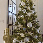 Украшенная Новогодняя Елка с серебряными шарами и звездами варинант исполнения - 1 | Loft Concept в Новосибирске