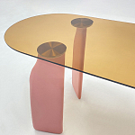 Обеденный стол со стеклянной столешницей и розовыми ножками с тканевой обивкой Wrigley варинант исполнения - 4 | Loft Concept в Новосибирске