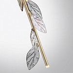 Подвесной светильник с золотистой вертикальной трубкой и декоративными прозрачными листьями из стекла Sylva  варинант исполнения - 8 | Loft Concept в Новосибирске