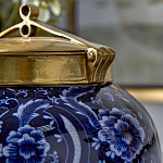 Ваза с насыщенным синим орнаментом и золотой крышкой Blue & White Ornament  варинант исполнения - 3 | Loft Concept в Новосибирске