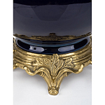 Ваза темно-синяя фарфоровая на бронзовой подставке с ажурным ободком и изогнутыми ручками Eden Garden варинант исполнения - 3 | Loft Concept в Новосибирске