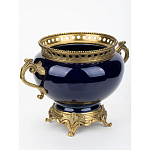 Ваза темно-синяя фарфоровая на бронзовой подставке с ажурным ободком и изогнутыми ручками Eden Garden варинант исполнения - 2 | Loft Concept в Новосибирске