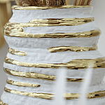 Ваза белая с рельефной поверхностью и золотыми полосами Vase Beehive варинант исполнения - 3 | Loft Concept в Новосибирске