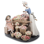 Статуэтка фарфоровая Девушка и маленькая девочка с цветами Charming Statuette варинант исполнения - 1 | Loft Concept в Новосибирске