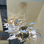 Люстра подвесная с белыми матовыми и золотыми глянцевыми листьями Wintery flovers варинант исполнения - 4 | Loft Concept в Новосибирске