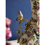 Ваза белого цвета из фарфора с цветочным рисунком и бронзовыми ручками с фигурками птиц Eden Garden porcelain and bronze варинант исполнения - 1 | Loft Concept в Новосибирске