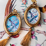 Картина с изображением павлинов в саду в овальной позолоченной раме с кисточкой Chinoiserie Imperial Garden Peacocks on a Tree Poster варинант исполнения - 4 | Loft Concept в Новосибирске