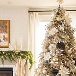 Дизайнерская Елка украшенная шарами в бежевых тонах и декором в виде белых цветов и шишек варинант исполнения - 3 | Loft Concept в Новосибирске