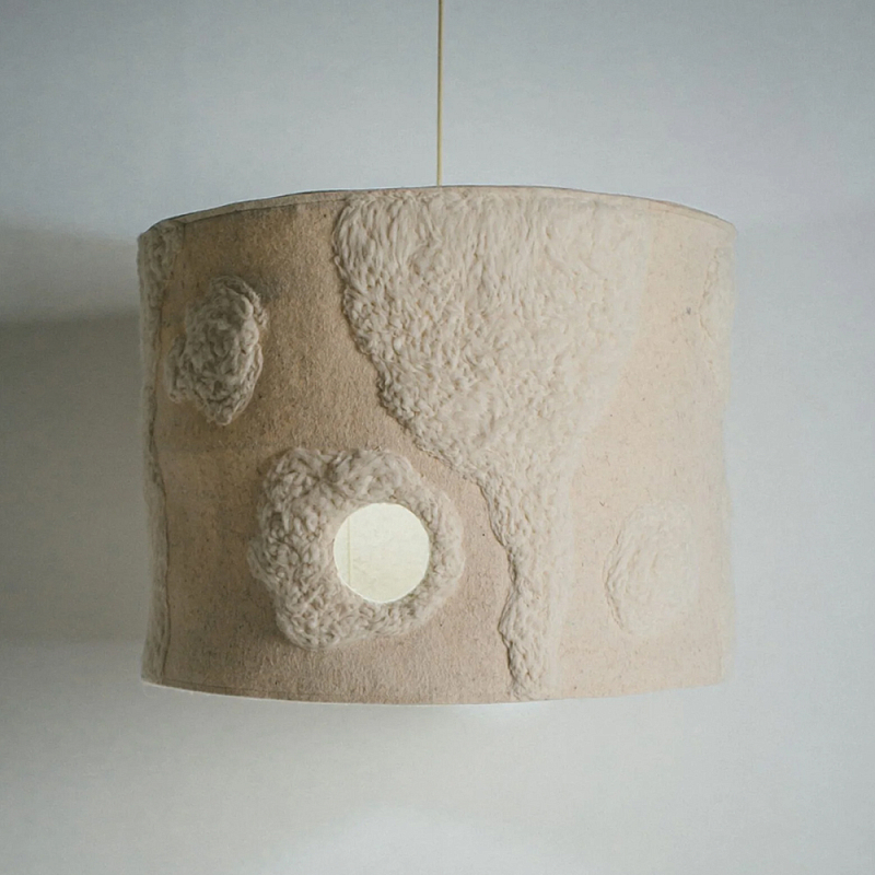 Подвесной светильник из шерсти в технике сухого валяния Dry Felted Wool Lamp Бежевый в Новосибирске | Loft Concept 