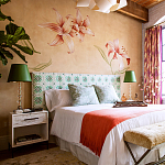 Обои ручная роспись Lilium Special Colourway on yellow painted silk варинант исполнения - 1 | Loft Concept в Новосибирске