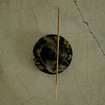 Круглая подставка под благовония из эпоксидной смолы с цветами черная Epoxy Resin Flowers Incense Stand Black варинант исполнения - 3 | Loft Concept в Новосибирске