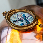 Картина с изображением павлинов в саду в овальной позолоченной раме с кисточкой Chinoiserie Imperial Garden Peacocks on a Tree Poster варинант исполнения - 3 | Loft Concept в Новосибирске