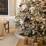 Дизайнерская Елка украшенная шарами в бежевых тонах и декором в виде белых цветов и шишек варинант исполнения - 2 | Loft Concept в Новосибирске