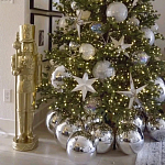 Украшенная Новогодняя Елка с серебряными шарами и звездами варинант исполнения - 2 | Loft Concept в Новосибирске