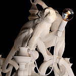 Люстра с тремя фигурами обезьян с лампочками в руках белого цвета Hanging Monkey варинант исполнения - 4 | Loft Concept в Новосибирске