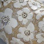 Статуэтка курица с резными белыми цветами на бежевой фактурной поверхности Rustic Chicken варинант исполнения - 2 | Loft Concept в Новосибирске