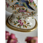 Ваза белого цвета из фарфора с цветочным рисунком и бронзовыми ручками с фигурками птиц Eden Garden porcelain and bronze варинант исполнения - 3 | Loft Concept в Новосибирске