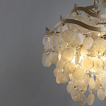 Люстра подвесная с белыми перламутровыми подвесками и изогнутыми золотистыми элементами Диаметр 50 см SHELL Chandelier варинант исполнения - 3 | Loft Concept в Новосибирске