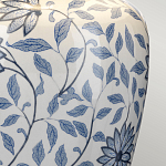 Настольная лампа с керамическим основанием в белом цвете с синим цветочным орнаментом на темной деревянной подставке и тканевым абажуром Elstead Lighting варинант исполнения - 4 | Loft Concept в Новосибирске