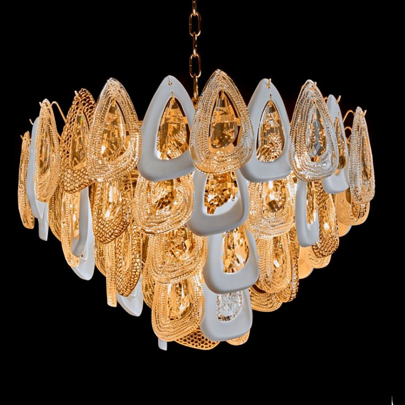 Люстра с многослойными белыми и прозрачными подвесками Character Chandelier Золотой Прозрачный Белый Люстра с многослойными белыми и прозрачными подвесками Character Chandelier Золотой Прозрачный Белый в Новосибирске | Loft Concept